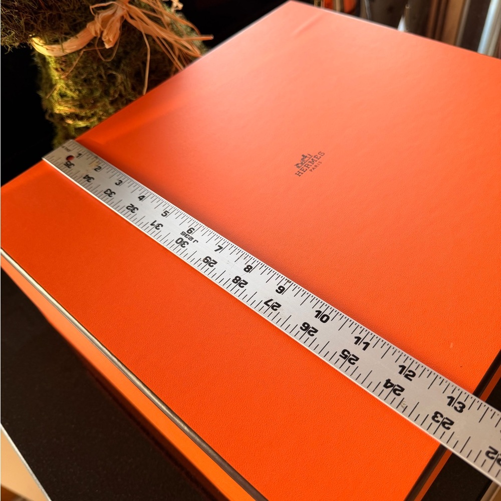 Hermes Orange Gift Box with Subtle Logo - Picture 3 of 6